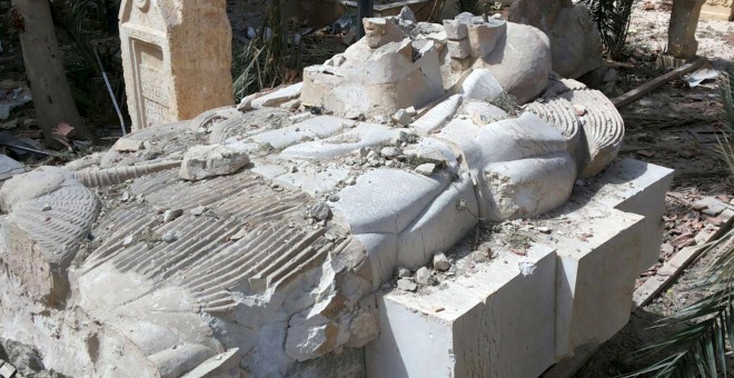 Una estatua antigua dañada a la entrada del Museo de Palmira. REUTERS/SANA