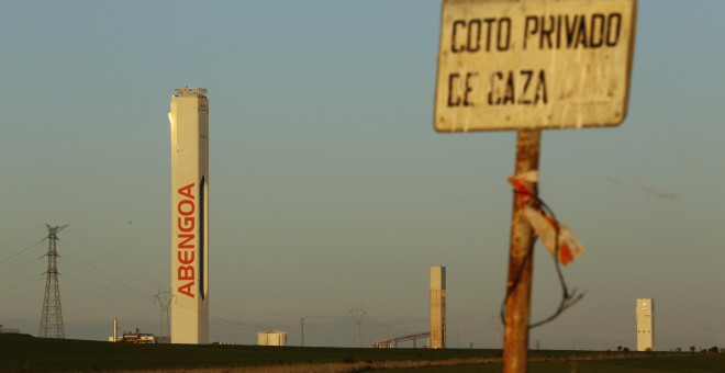 Torres de la planta solar Solucar de Abengoa, en la localidad sevillana de Sanlucar la Mayor. REUTERS/Marcelo del Pozo