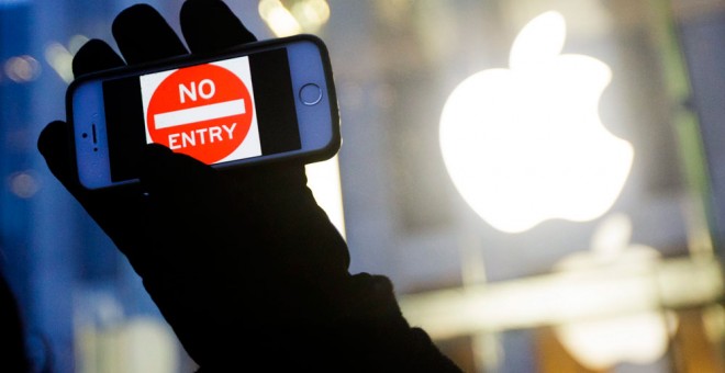 Un iPhone en cuya pantalla se lee: 'Acceso prohibido' durante una manifestación en apoyo a la política de privacidad de la compañía tecnológica, en una tienda Apple en Nueva York. EFE