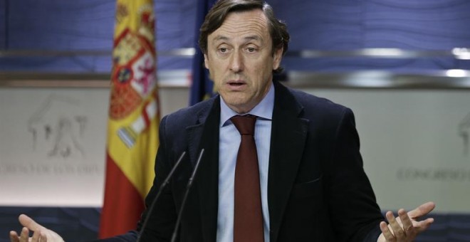 El portavoz parlamentario del PP, Rafael Hernando, durante la rueda de prensa que ha ofrecido hoy tras la reunión de la Junta de Portavoces en en el Congreso. EFE/