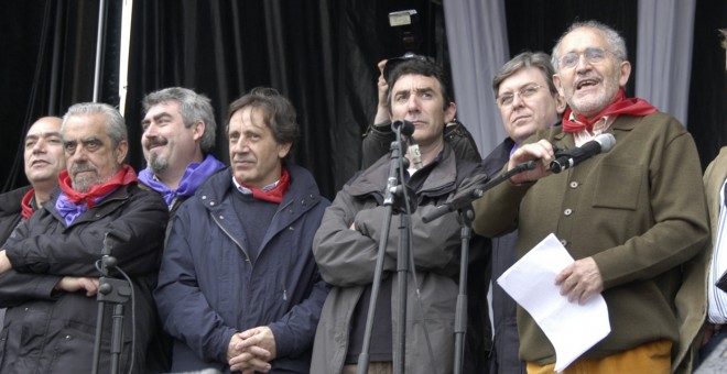 Demetrio Madrid, primero por la derecha, en Villalar de los Comuneros.