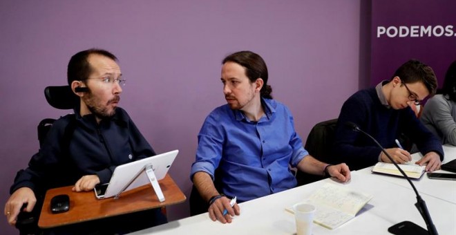 El líder de Podemos, Pablo Iglesias, conversa con el secretario del partido en Aragón, Pablo Echenique, junto al portafoz parlamentario del partido, Ínigo Errejón, al inicio del Consejo Ciudadano./ EFE