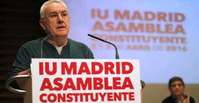 El coordinador general de IU, Cayo Lara, interviene en la asamblea constituyente de la nueva federación de Izquierda Unida en Madrid, en una jornada de debates y votaciones que culminará mañana con la elección de la nueva dirección. EFE/Ana Márquez