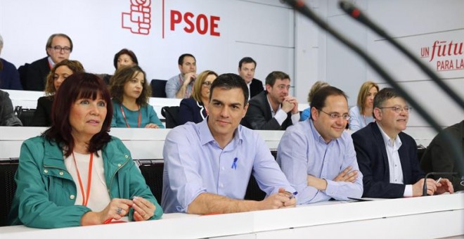 El secretario general del PSOE, Pedro Sánchez (2ºi), junto a la presidenta, Micaela Navarro (i), y el secretario de Organización, César Luena (3ºi), al inicio de la reunión del Comité Federal del PSOE para aprobar el aplazamiento de la fecha del 39 Congre