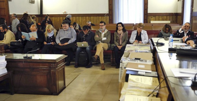 El banquillo de los acusados del juicio por los contratos de la Generalitat con la trama Gürtel por su expositor en la feria de turismo Fitur de Madrid. EFE/Juan Carlos Cárdenas