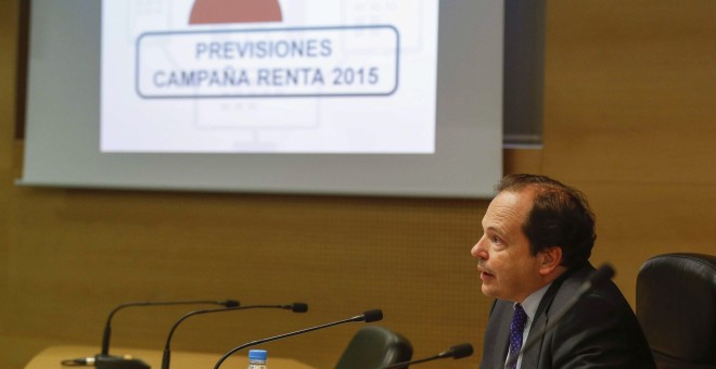 El director del departamento de Gestión de la Agencia Tributaria (AEAT), Rufino de la Rosa, durante la rueda de prensa ofrecida para presentar la Campaña de IRPF de 2015. EFE/Paco Campos