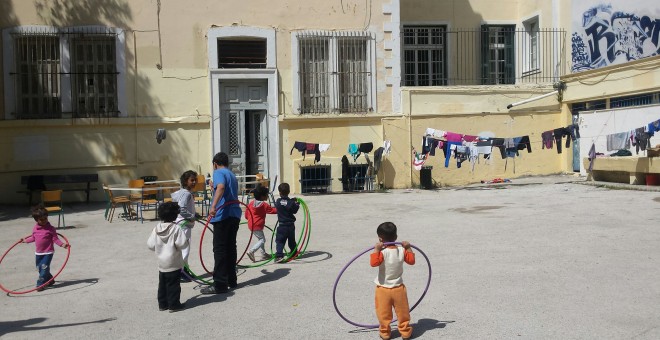 Patio del viejo colegio ocupado en la calle Octave Merlier.