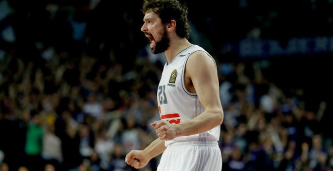 Llull celebra una canasta durante el partido. EFE/JuanJo Martin