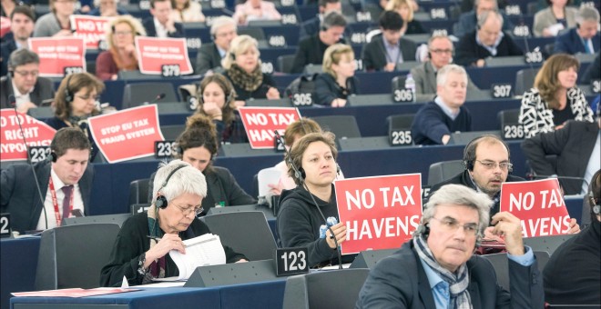 Eurodiputados protestando contra la evasión fiscal cuando saltó el escándalo de 'Luxleaks'.