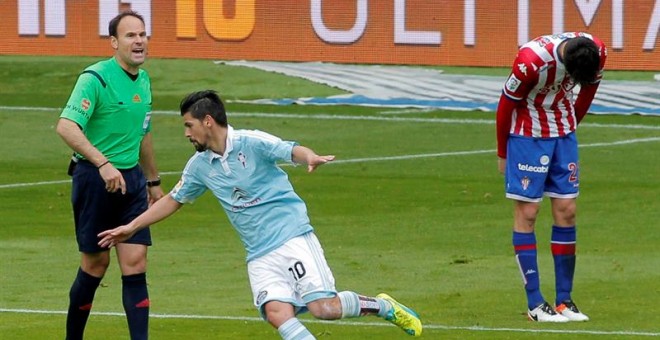 El jugador del Celta de Vigo Manuel Agudo Durán 'Nolito' (c) celebra su gol al Sporting de Gijón, durante el partido correspondiente a la jornada 32 de la Liga de Primera División disputado esta mañana en el estadio El Molinón de la ciudad asturiana. EFE