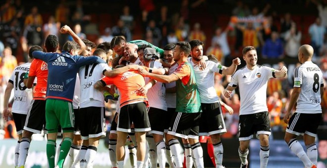 Los jugadores del Valencia celebran su victoria sobre el Sevilla. EFE/Kai Försterling