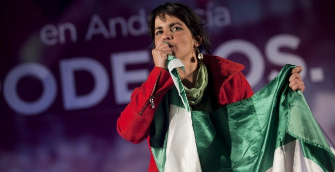 Teresa Rodríguez besa la bandera de Andalucía. EFE