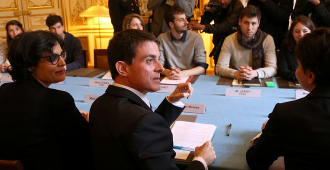 El primer ministro francés, Manuel Valls, y la ministra de Trabajo, Myriam El Khomri, en su reunión con los líderes estudiantiles del movimiento Nuit Debout, en un hotel de París. REUTERS/Charles Platiau