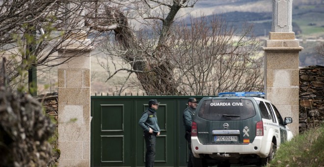 Agentes de la Unidad Central Operativa (UCO) de la Guardia Civil durante el registro de este lunes a la finca del pazo en la parroquia de Chaguazoso, del ayuntamiento de A Mezquita, propiedad del expresidente de Banesto Mario Conde. EFE/Brais Lorenzo