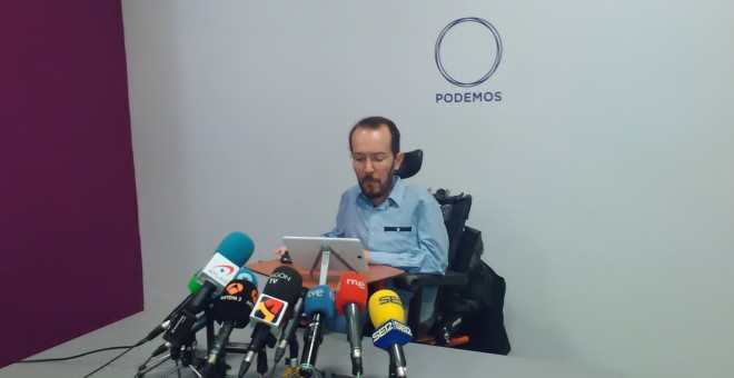 El secretario de Organización de Podemos, Pablo Echenique, anunció el resultado del proceso electoral de la formación en Galicia, donde Carmen Santos ha sido elegida secretaria general. E.B.