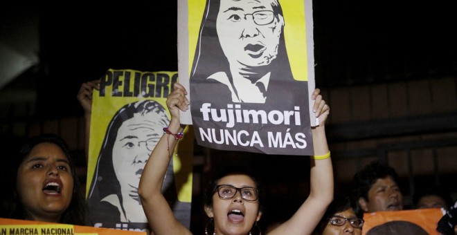 Varias personas protestan contra la candidata presidencial, Keiko Fujimori. REUTERS