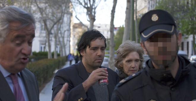 El hijo de Mario Conde, Mario Conde Arroyo, acompañado del abogado Ignacio Peláez, a su salida esta tarde de la Audiencia Nacional. EFE/Santi Donaire