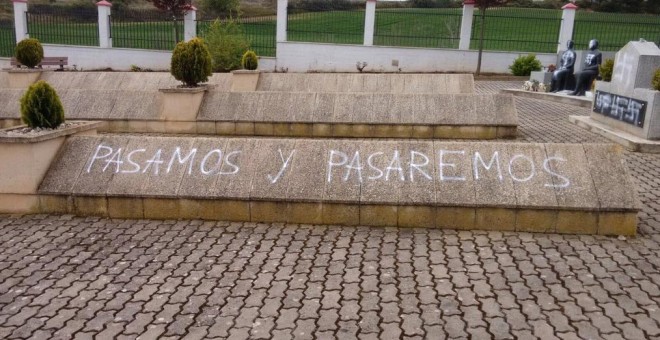 Pintadas nazis contra la memoria de los asesinados por el franquismo. /LA BARRANCA