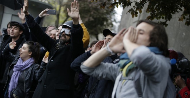 Participantes en una protesta estudiantil contra la reforma laboral en Francia, frente al Museo del Hombre en París.. AFP /KENZO TRIBOUILLARD