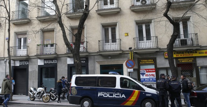 Agentes de la Policía Nacional a las puertas de la sede del sindicato Manos Límpias, con motivo del registro llevado a cabo hoy por la Unidad de Delincuencia Económica y Fiscal. La UDEF de la Policía investiga a Manos Limpias y a Ausbanc por un posible de