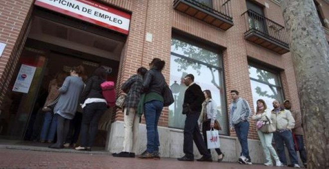 Un grupo de personas hacen cola en un a oficina del INEM en Alcalá de Henares (Madrid). EFE/Archivo