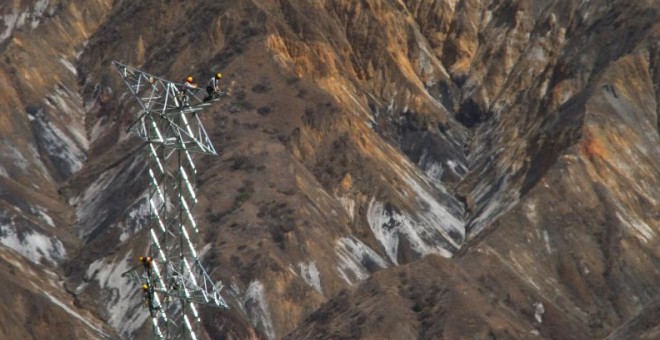 Construcción de línea de transmisión por Abengoa en los Andes peruanos.