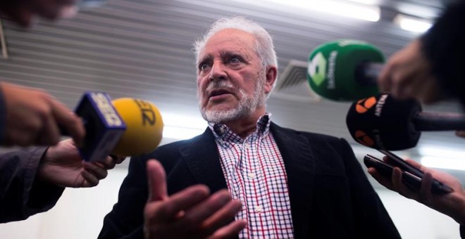 Julio Anguita antiende a la prensa antes de la charla-coloquio que el Frente Cívico ofrece esta tarde en la facultad de Ciencias de la Educación de Córdoba. EFE/Rafa Alcaide