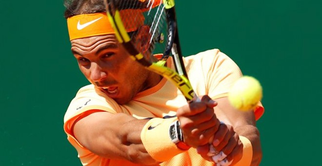 El tenista español Rafa Nadal devuelve la pelota al escocés Andy Murray durante el partido de semifinales del torneo de tenis Masters 1000 de Montecarlo, Francia hoy 16 de abril de 2016. /EFE