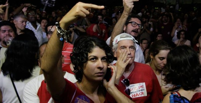 Seguidores de Dilma Rousseff lamentan la decisión de la Cámara de Diputados de que el proceso que puede llevar a la destitución de Rousseff llegue al Senado, en la playa de Copa Cabana, en Río de Janeiro (Brasil)./ EFE