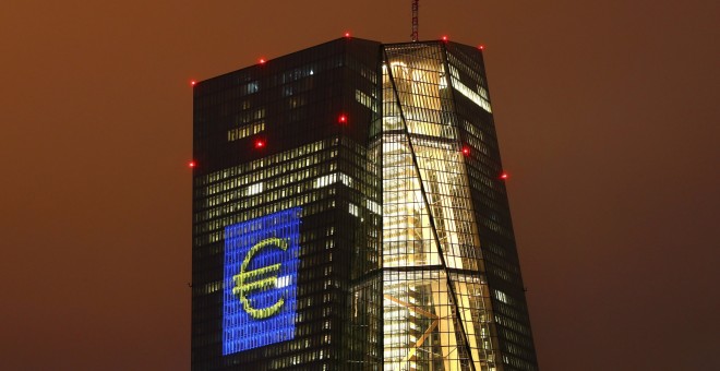 El logo del euro proyectado en la fachada del rascacielos donde tiene su sede el BCE en Fráncfort. REUTERS/Kai Pfaffenbach