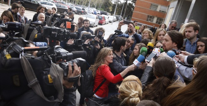 El líder de Podemos, Pablo Iglesias, en unas declaraciones a los medios antes de participar en la presentación del libro 'En defensa del populismo'  de Carlos Fernández Liria,  en la Facultad de Filosofía de la Universidad Complutense. EFE/Javier Lizón