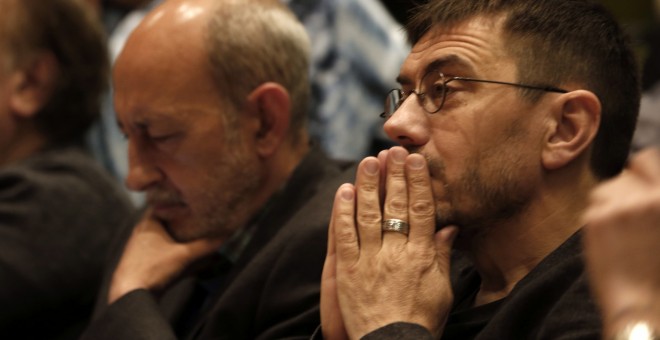 Juan Carlos Monedero, uno de los fundadores de Podemos, entre los asistentes a la presentación del libro 'En defensa del populismo' de Carlos Fernández Liria, en la Facultad de Filosofía de la Universidad Complutense. EFE/Javier Lizón