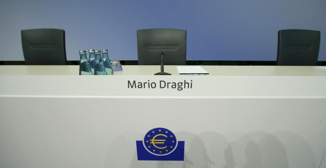 La silla del presidente del BCE, Mario Draghi, en la sala de prensa de la sede de la entidad en Frácnfort, antes del comienzo de la rueda de prensa. REUTERS/Ralph Orlowski