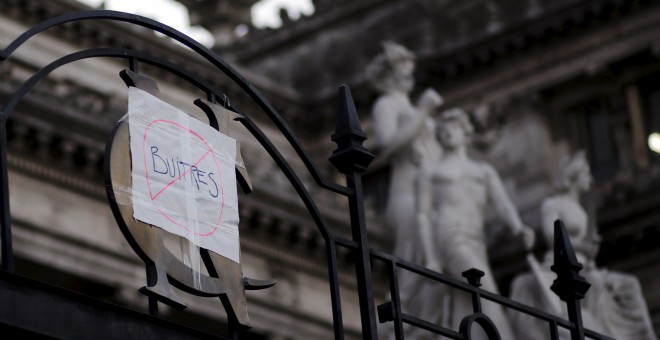 Un pasquín con la señal de 'prohibido buitres' en la entrada del Congreso argentino, donde se votó el pago a los fondos acreedores. REUTERS/Marcos Brindicci