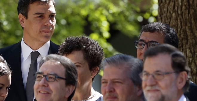 El presidente del Gobierno, Mariano Rajoy; el ministro de Educación, Cultura y Deporte, Íñigo Méndez de Vigo y el líder del PSOE, Pedro Sánchez, entre otros asistentes a la ceremonia de entrega al escritor mexicano Fernando del Paso del Premio Cervantes.