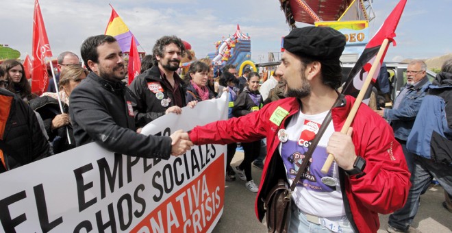 El coordinador general de Izquierda Unida, Alberto Garzón, saluda a un simpatizante durante la reivindicación de los trabajadores de Lauki y Dulciora, empresas vallisoletanas amenazadas de cierre, y de la Castilla y León Televisión, que piden negociar un