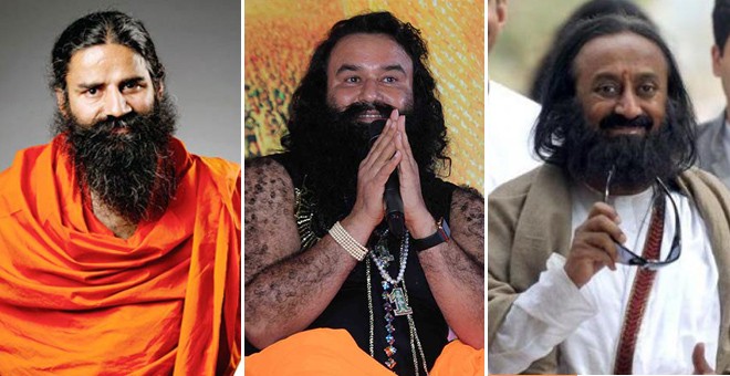 De izquierda a derecha, los gurús indios Baba Ramdev, Gurmeet Ram Rahim Singh y Sri Sri Ravi Shankar. AFP