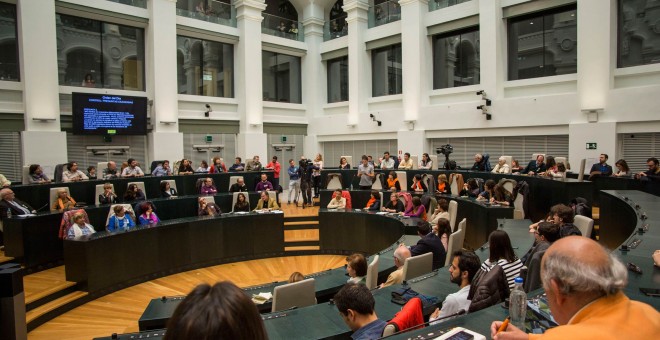 Un momento del pleno abierto a todos los ciudadanos celebrado este domingo en el Ayuntamiento de Madrid.