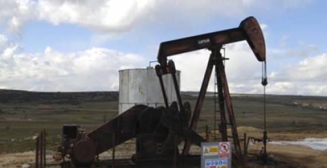 El fracking consiste en inyectar grandes cantidades de agua y arena en las bolsas de gases e hidrocarburos, tras fracturar las rocas que las contienen, para extraer por presión esos recursos naturales.