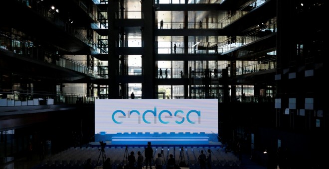 El logo de Endesa dentro de su sede en Madrid. REUTERS/Andrea Comas