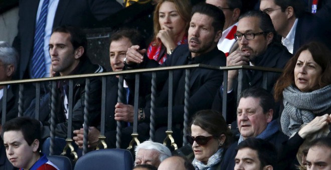 Simeone, en la grada tras ser expulsado ante el Málaga. REUTERS/Juan Medina