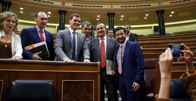 El líder de Ciudadanos, Albert Rivera (3i), posa con diputados de su grupo durante el pleno del Congreso de hoy, sesión que será la última, ya que el próximo martes las Cortes se disolverán ante la convocatoria de nuevas elecciones. EFE/J.J.Guillén