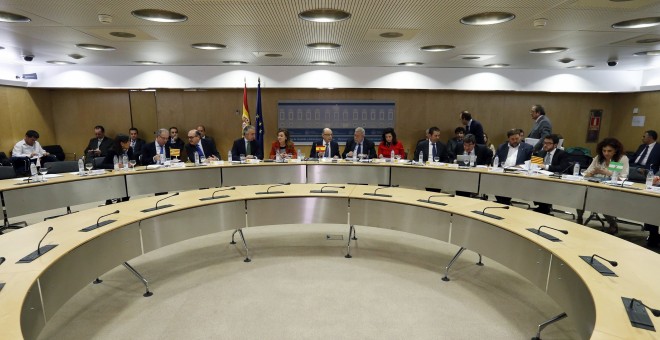 Vista general de la reunión del Consejo de Política Fiscal y Financiera (CPFF), de los consejeros de Finanzas autonómicos, presidida por el ministro de Hacienda en funciones, Cristóbal Montoro. EFE/Mariscal