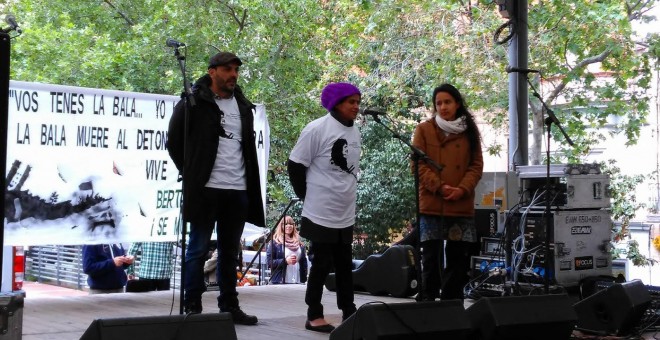 Berta Zúñiga Cáceres (derecha), en el acto de este sábado en Nou Barris. L. SAFONT.