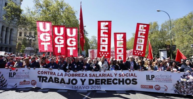 Los secretarios generales de CCOO y UGT, Ignacio Fernández Toxo y Pepe Álvarez, encabezan la manifestación central con motivo del Primero de Mayo, en su recorrido por el Paseo del Prado de Madrid. EFE/Juan Carlos Hidalgo