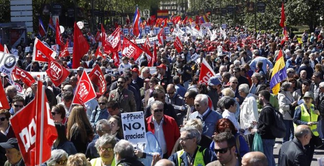 Miles de personas participan en la manifestación de Madrid del 1 de mayo, convocada por CCOO y UGT, que arrancó pasadas las doce del mediodía de la Plaza de Neptuno y a la que, en esta ocasión, en un escenario de precampaña electoral, se han sumado repres