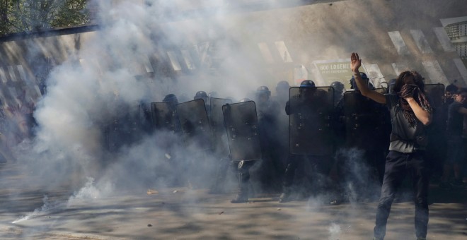 Policías antidisturbios franceses avanzan con escudos para hacer retroceder a los jóvenes que protestan en contra de la propuesta de la legislación laboral francesa durante la marcha del Primero de Mayo.-REUTERS / Philippe Wojazer