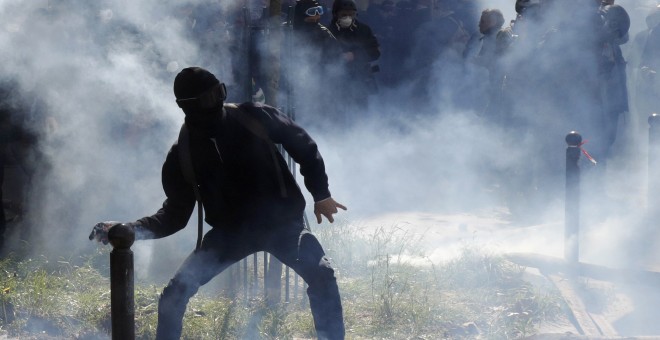 Jóvenes lanzan piedras a la policía durante la manifestación contra de la propuesta de la legislación laboral francesa durante la marcha del Primero de Mayo.-REUTERS / Philippe Wojazer