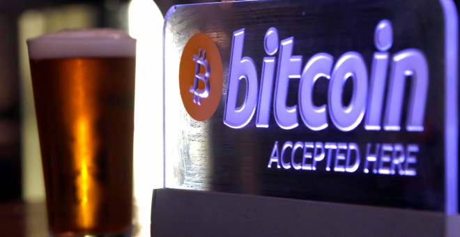 Un cartel sobre bitcoin en un bar en Sydney (Australia). REUTERS/David Gray