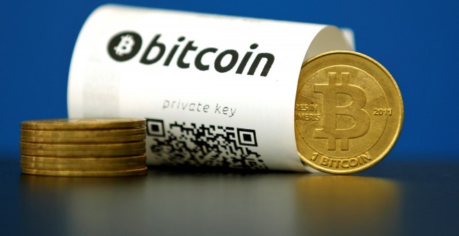 Un impreso con un código QR y una noneda de bitcoin fotografiados en  'La Maison du Bitcoin', en París. REUTERS/Benoit Tessier